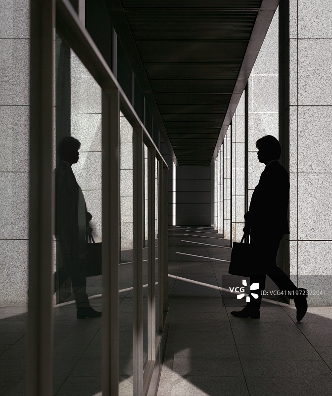 抵达东京丸之内商业区的商人图片素材