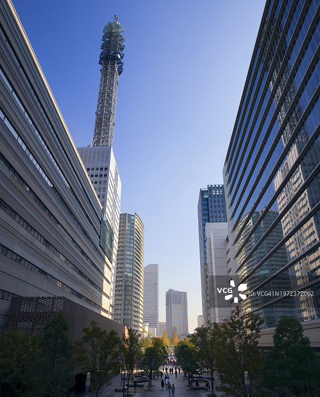 日本横滨现代化商业区的阳光早晨，配有大型通讯塔图片素材