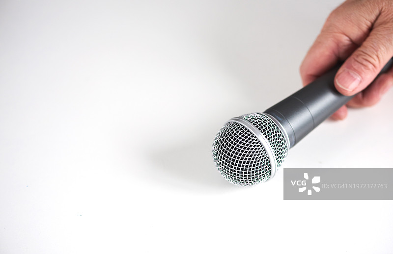 白色背景上的手持麦克风图片素材