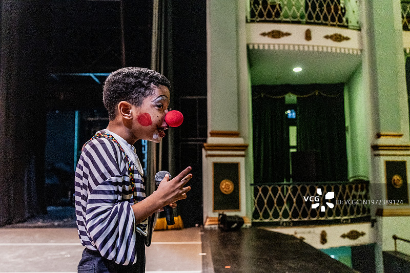 儿童小丑男孩舞台表演图片素材