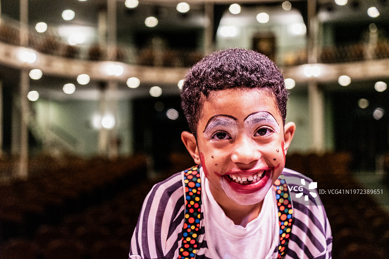 在舞台剧院的小丑男孩肖像图片素材