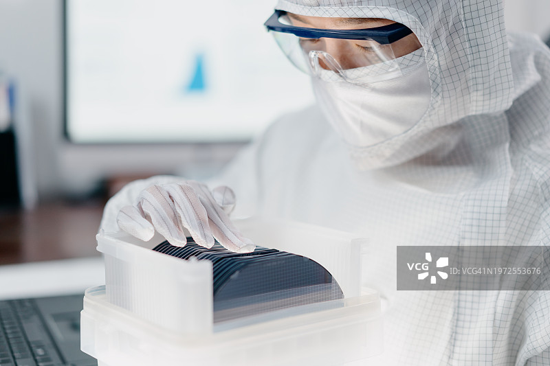 芯片工程师在实验室测试晶圆芯片图片素材