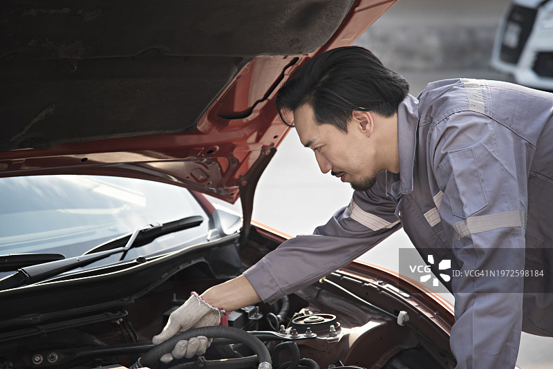 汽车修理工正在检查汽车状况图片素材