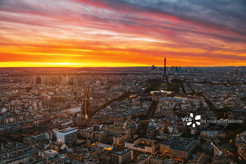 巴黎日落城市天际线全景航拍：含埃菲尔铁塔和拉德芳斯图片素材