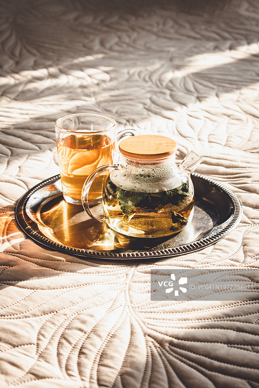 玻璃杯和茶壶中新鲜冲泡的茶（特写）图片素材