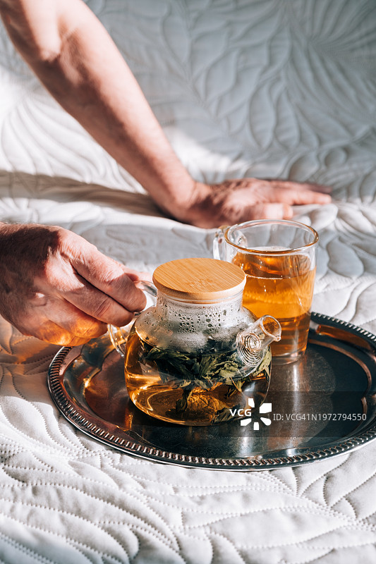 玻璃杯和茶壶中新鲜冲泡的茶（特写）图片素材