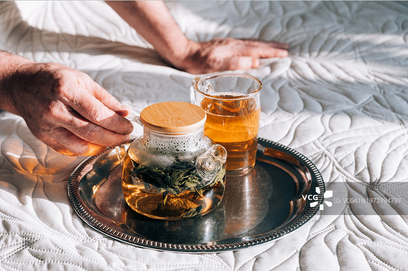 玻璃杯和茶壶中新鲜冲泡的茶（特写）图片素材