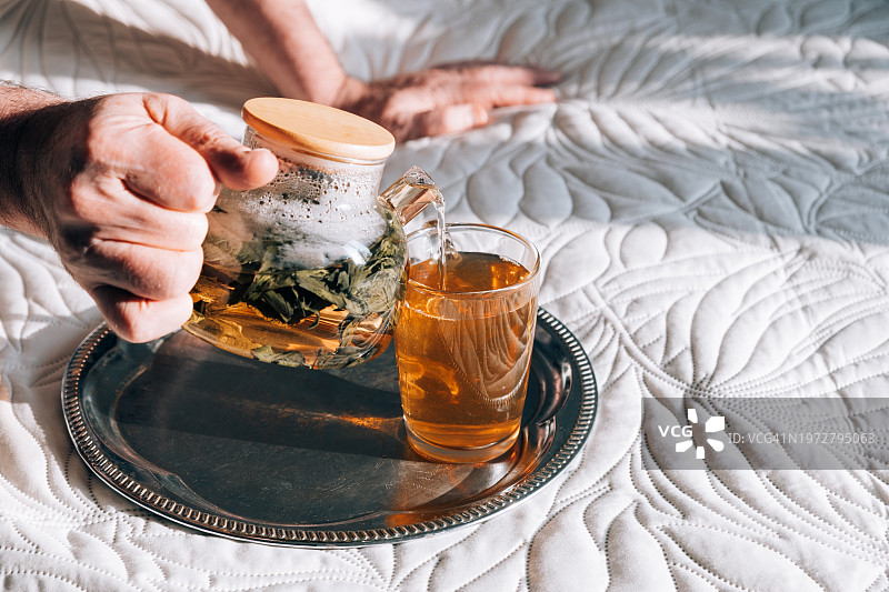 玻璃杯和茶壶中新鲜冲泡的茶（特写）图片素材