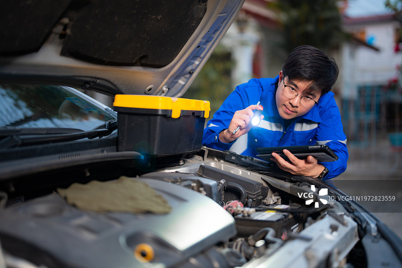 亚洲男子喜爱驾驶，业余时间是一名汽车修理工图片素材