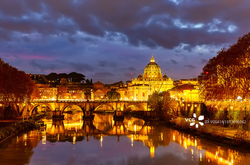 意大利罗马圣彼得大教堂夜景图片素材