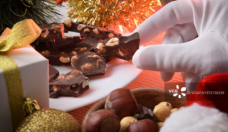 圣诞餐桌上圣诞老人手拿糖果的细节图片素材