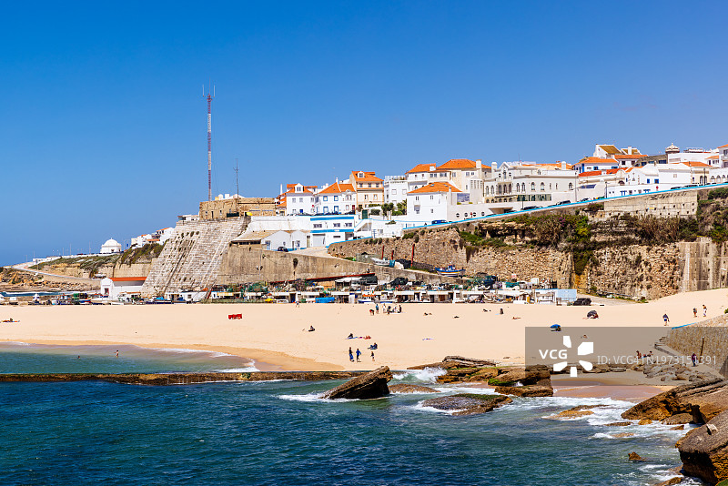 葡萄牙埃里塞拉小镇和阳光明媚的夏季海滩图片素材