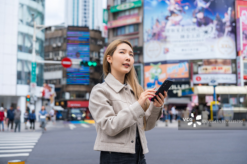 一位女士在台北市西门町路口旅行图片素材