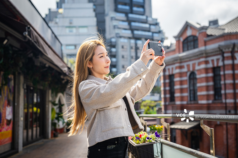 在台北西门红楼旅行的女人肖像图片素材