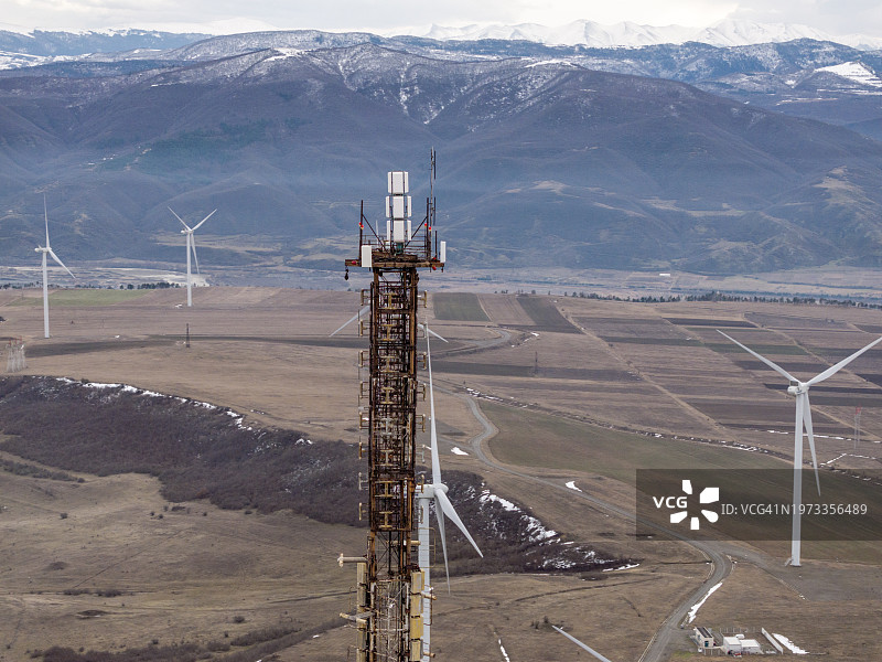 通信塔和风力涡轮机图片素材