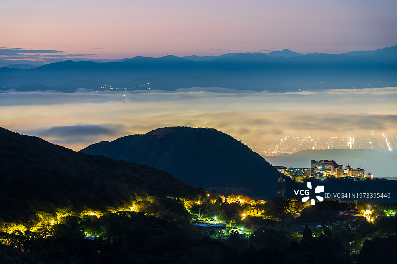 云雾笼罩的中国台北城市清晨景观图片素材