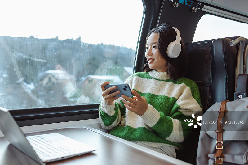 亚洲女人享受火车旅行图片素材