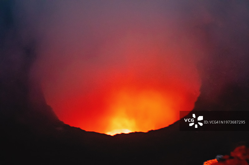 马萨亚活火山中的熔岩池图片素材