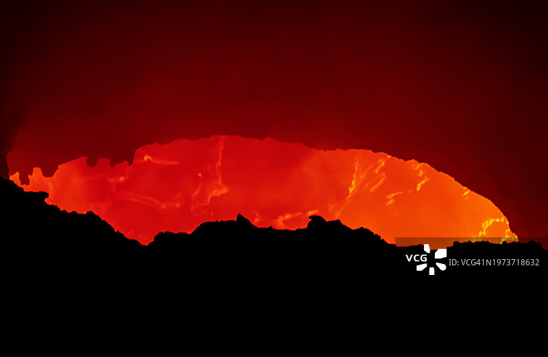 马萨亚活火山中的熔岩池图片素材