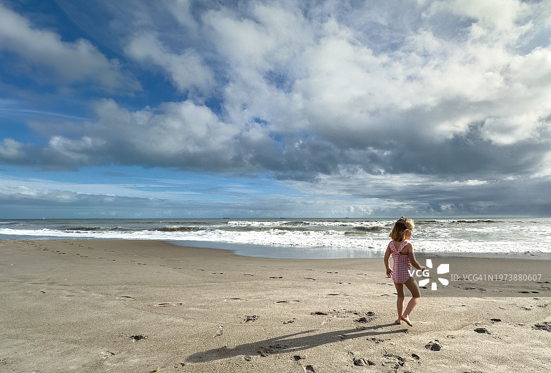 在佛罗里达州可可海滩玩沙的年轻女孩图片素材