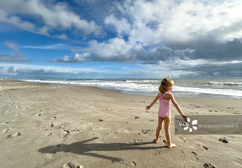在佛罗里达州可可海滩玩沙的年轻女孩图片素材