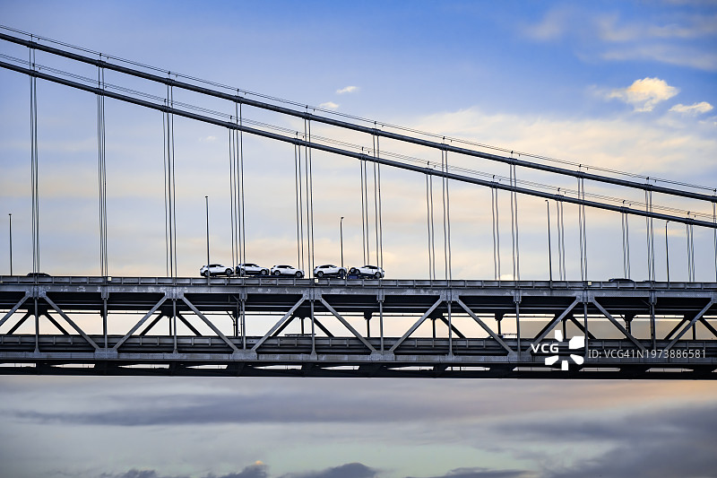 海湾大桥上的汽车运输车图片素材