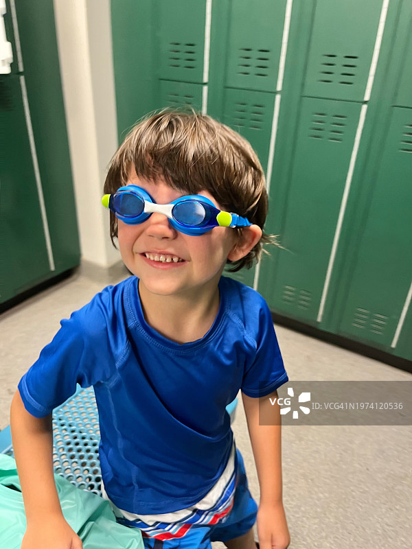 戴着游泳镜的男孩图片素材