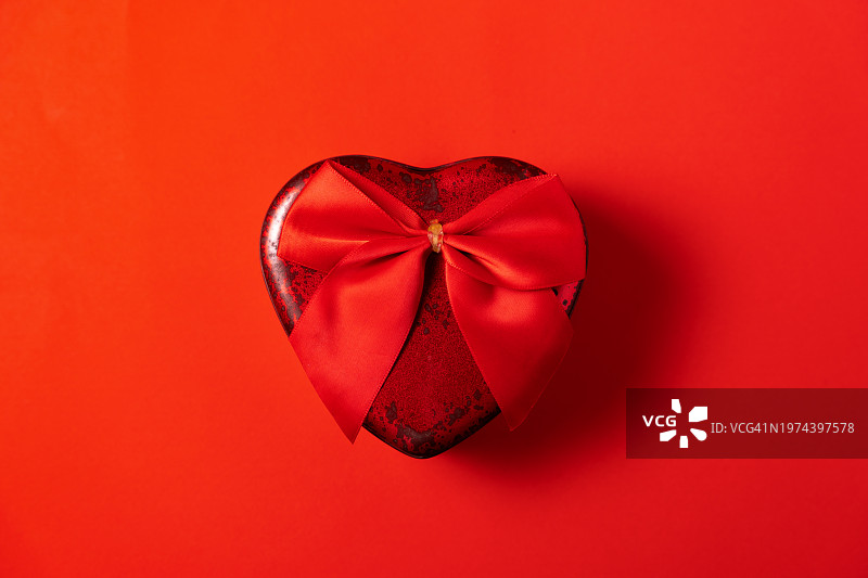 乡村风格的心形礼品盒，情人节惊喜概念图片素材