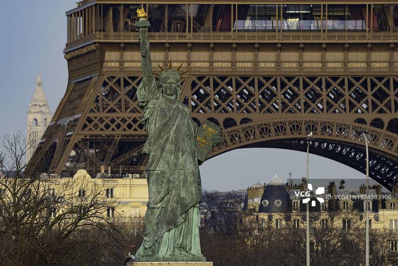 法国巴黎的自由女神像图片素材