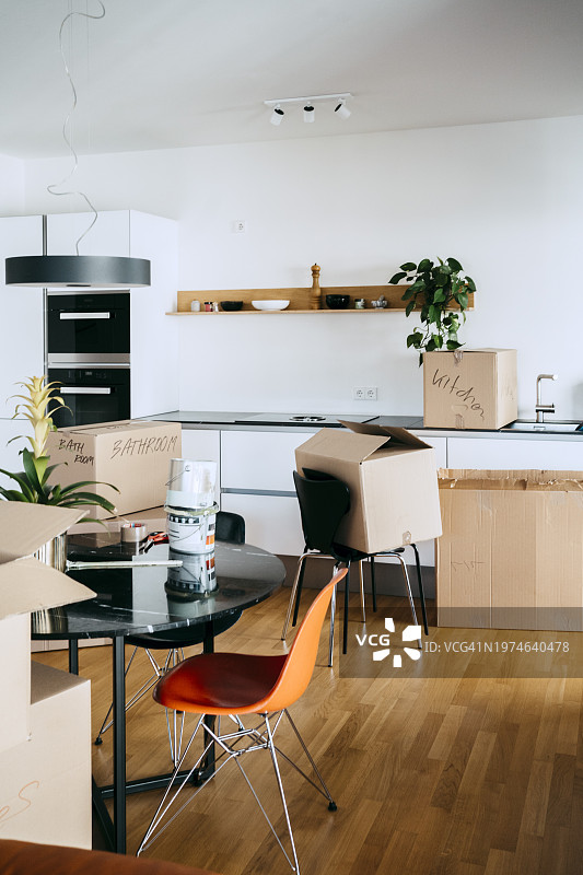 新家硬木地板上的纸板箱和家具图片素材