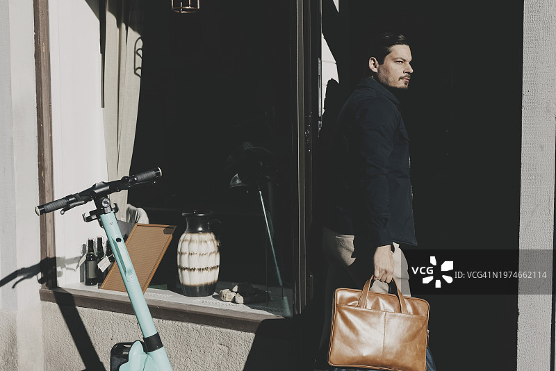 商人提着笔记本电脑包到达办公室图片素材