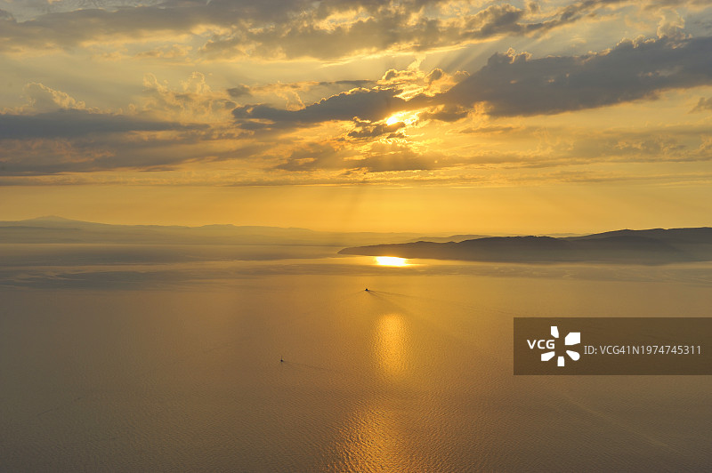 托斯卡纳吉利奥岛：从吉利奥城堡观看海岸的黎明景色图片素材