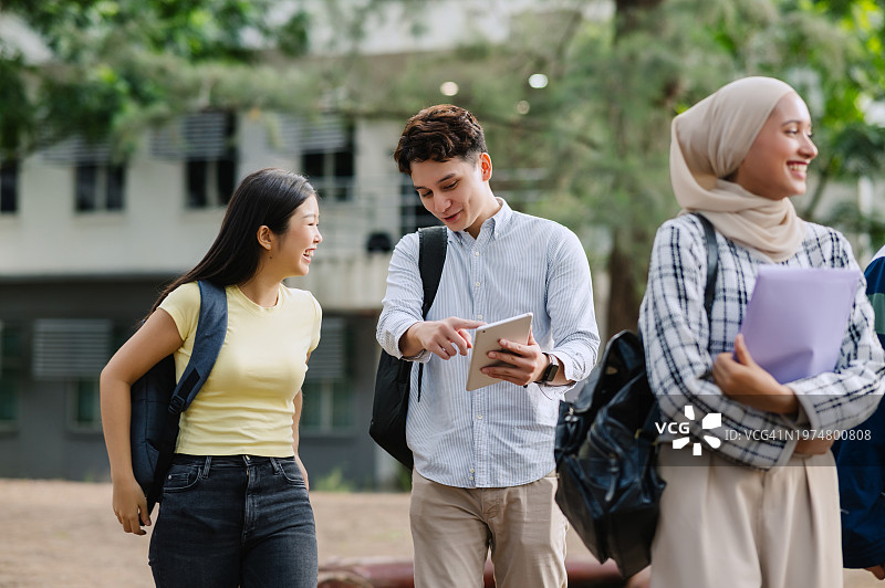 在大学校园里步行去上课的年轻学生们图片素材