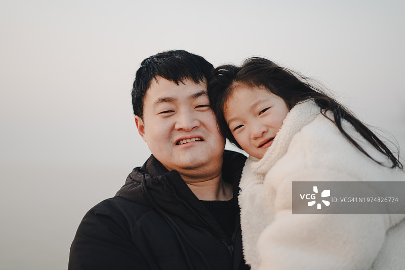 亚洲女童和父亲在户外玩耍图片素材