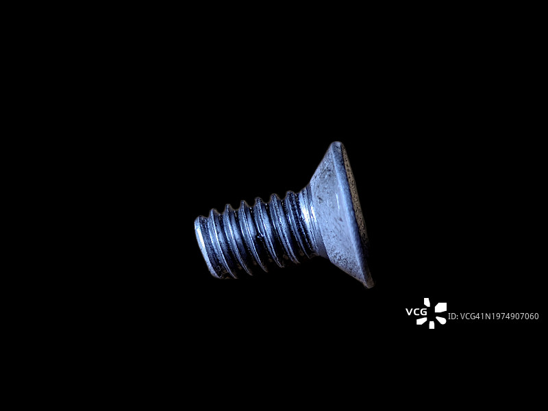 黑色背景上的螺丝图片素材