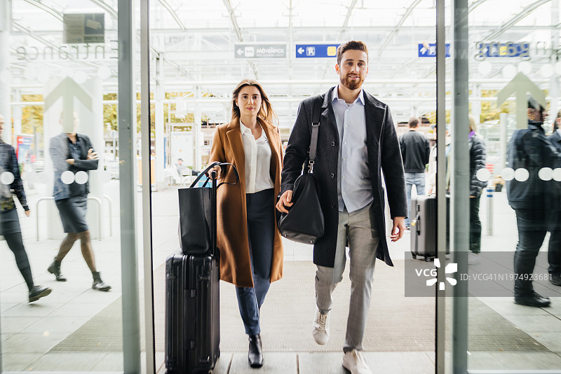 衣着光鲜的夫妇一同进入机场图片素材