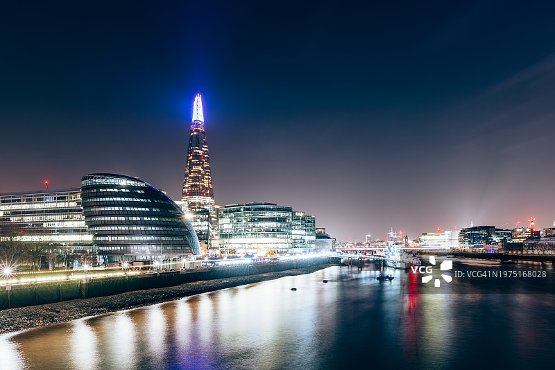 伦敦夜景：包括伦敦市政府大楼、碎片大厦和泰晤士河图片素材