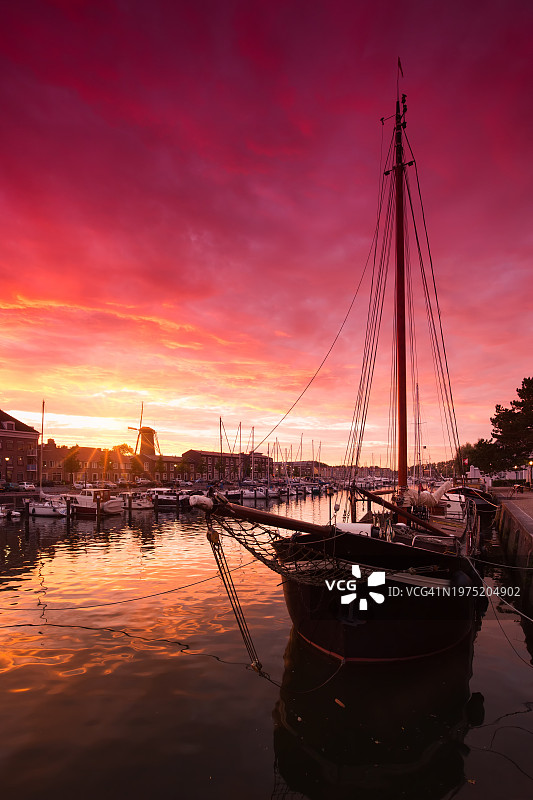 福尔恩-普滕岛海勒沃尔特斯勒伊斯港口的日落图片素材
