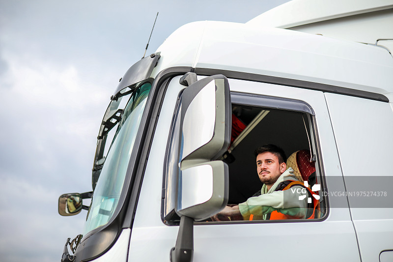 长途货运卡车司机图片素材