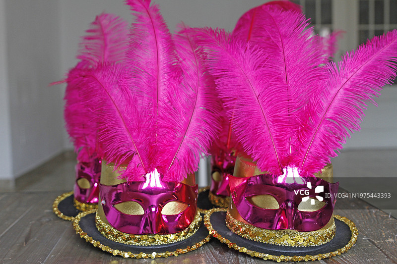 桌子上的狂欢节帽子和面具图片素材