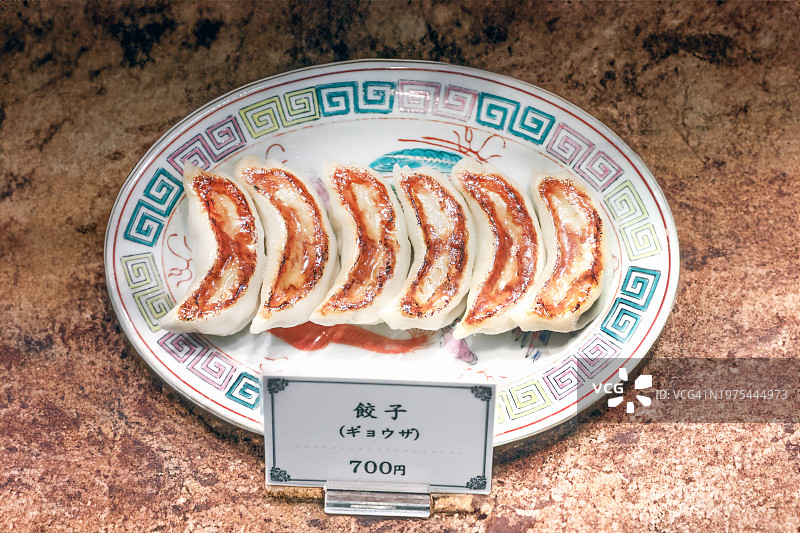 横滨中华街的美味饺子食品模型展示图片素材