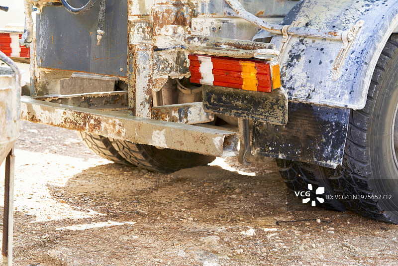 一辆大型卡车的后视图，有生锈的零件图片素材