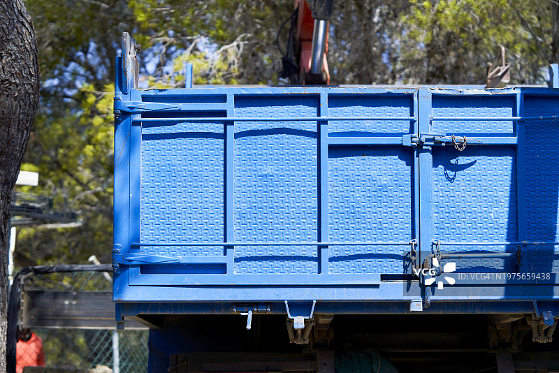 建筑工地上的蓝色货运卡车后视图图片素材