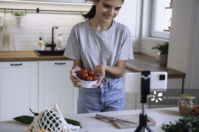 健康食品短视频：少女在家准备餐点图片素材