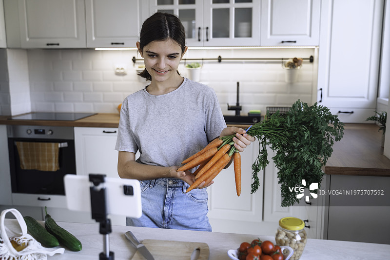 健康食品短视频：少女在家准备餐点图片素材