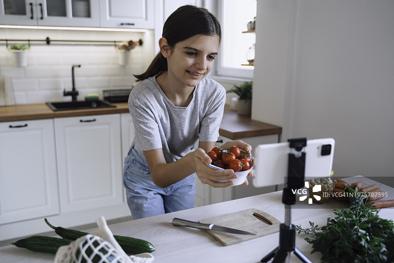 健康食品短视频：少女在家准备餐点图片素材