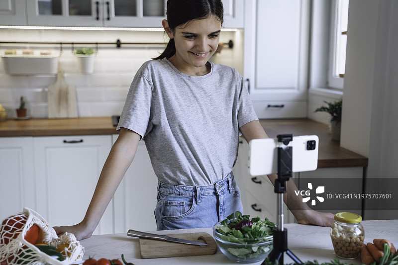 健康食品短视频：少女在家准备餐点图片素材