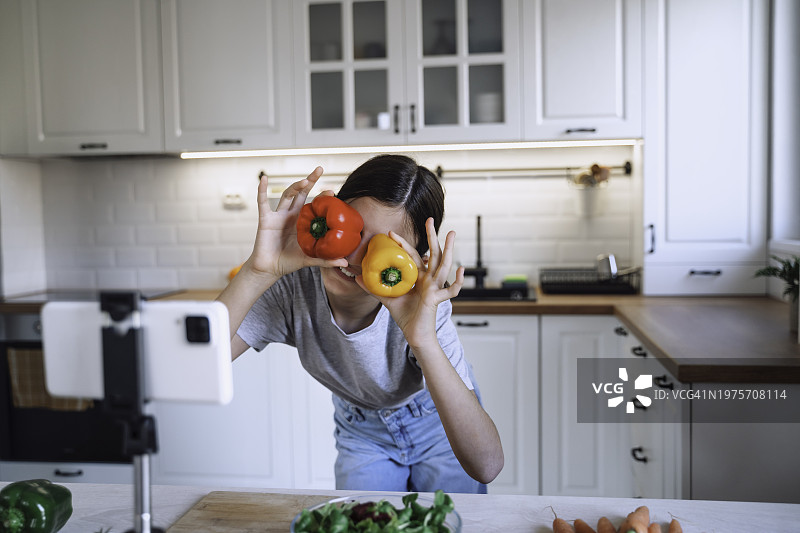 健康食品短视频：少女在家准备餐点图片素材