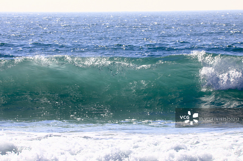 太平洋上的筒状巨浪图片素材