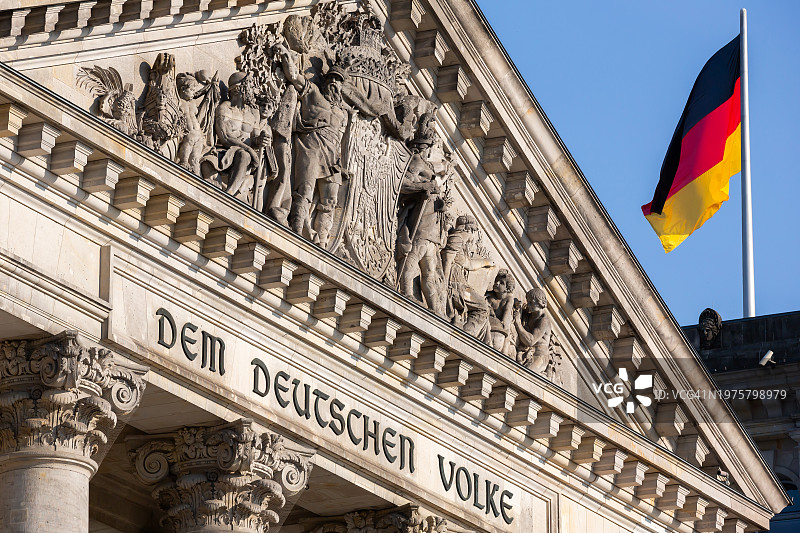 德国联邦议院——带有德国国旗的 Reichstag 大厦（德国议会大厦）——德国柏林图片素材